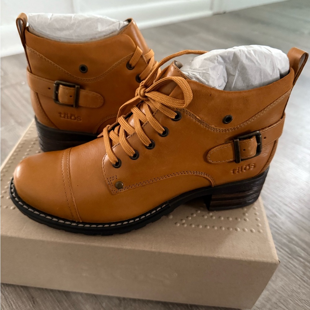 Taos Footwear Women's Golden Tan Lace-Up Mini Crave Boots